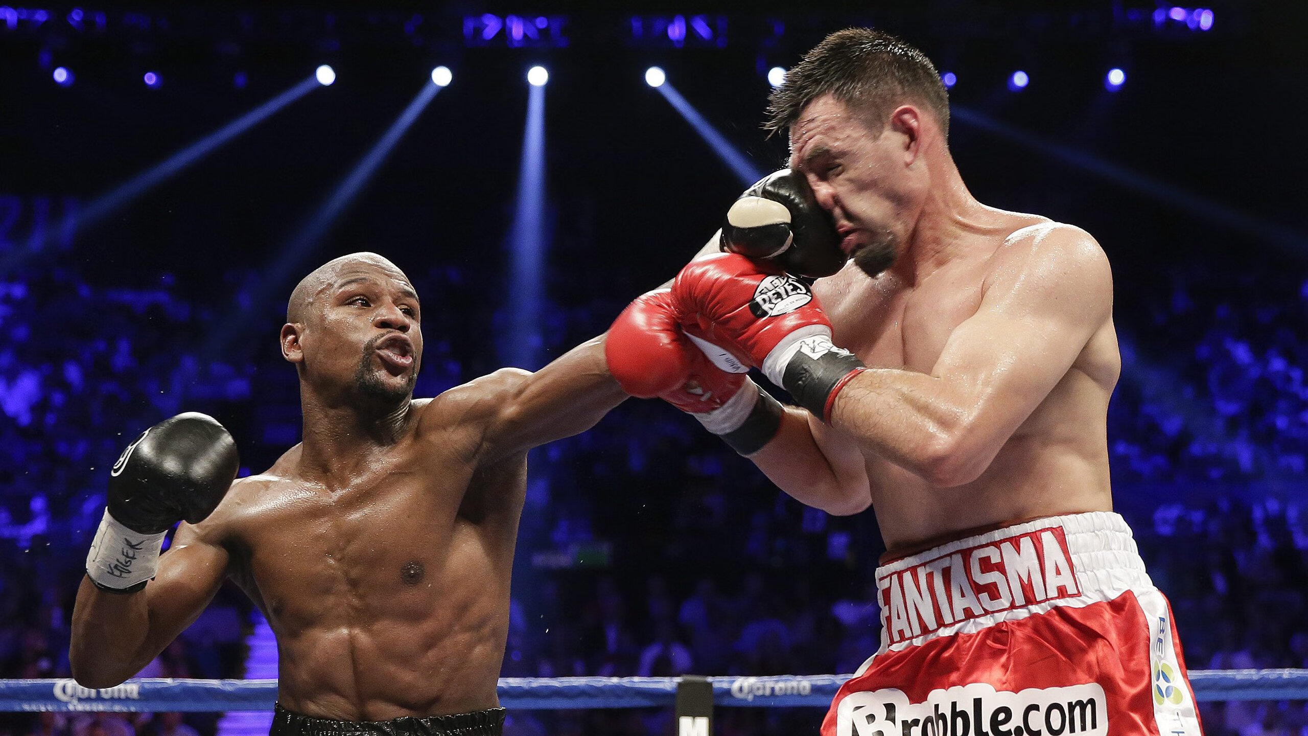 2015年季后赛:库里在对阵灰熊的比赛中,投中8个三分球收官,帮助勇士摘得冠军!